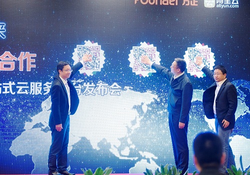 中國(guó)新聞技聯(lián)理事長(zhǎng)謝勝和（中）、方正電子董事長(zhǎng)、總裁楊斌（左）、阿里云互聯(lián)網(wǎng)事業(yè)部總經(jīng)理金戈（右）共同開(kāi)啟新品發(fā)布.jpg