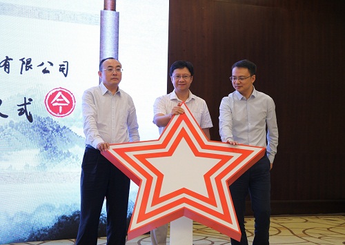 方正電子總裁楊斌（中）、華為中國(guó)區(qū)企業(yè)BG廣電媒資業(yè)務(wù)部副部長(zhǎng)張宏中（右一）、方正電子數(shù)字出版與教育業(yè)務(wù)部總經(jīng)理劉長(zhǎng)明（左一）共同發(fā)布融合云出版解決方案.jpg