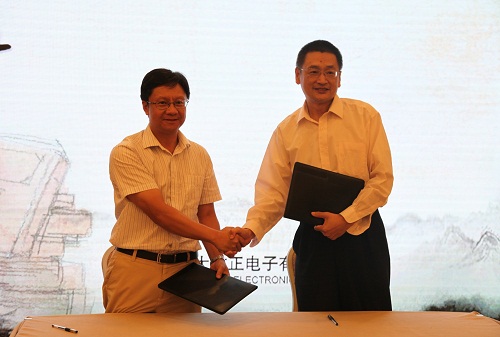 方正電子總裁楊斌（左）、國(guó)家開放大學(xué)出版?zhèn)髅郊瘓F(tuán)總編輯、中央廣播電視大學(xué)出版社總編輯任巖（右）代表雙方簽約.jpg